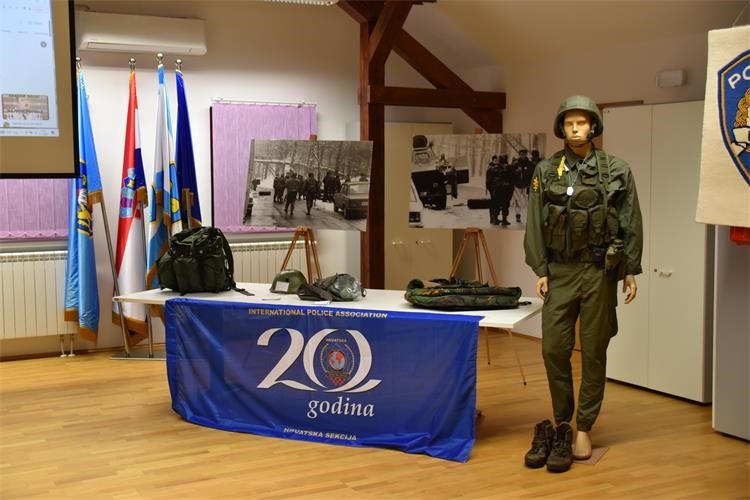 Izložba „Hrvatska policija u Domovinskom ratu – policija u obrani ličko-senjskog kraja“ otvorena u Brinju