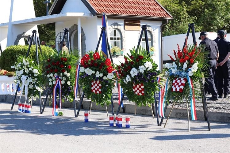 U Žutoj Lokvi svečano obilježena 35. godišnjica pogibije 4 policijska službenika