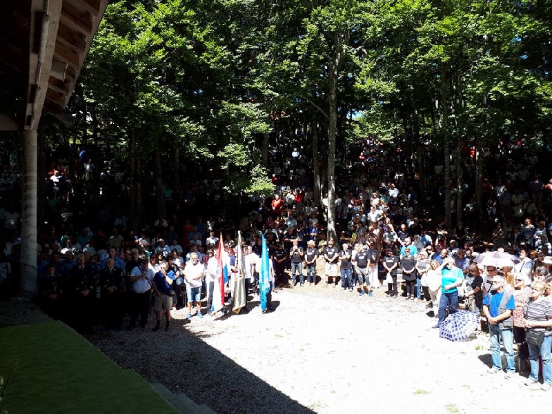 Zahvalna svijeća s hodočašća uručena biskupu mons.Zdenku Križiću 