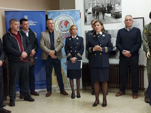 Izložba „Hrvatska policija u Domovinskom ratu – policija u obrani ličko-senjskog kraja“ otvorena je u Gospiću do 31. listopada 2022