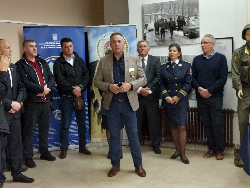 Izložba „Hrvatska policija u Domovinskom ratu – policija u obrani ličko-senjskog kraja“ otvorena je u Gospiću do 31. listopada 2022