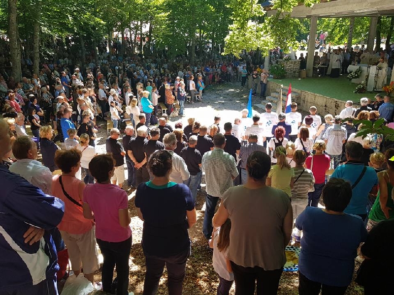 Zahvalna svijeća s hodočašća uručena biskupu mons.Zdenku Križiću 