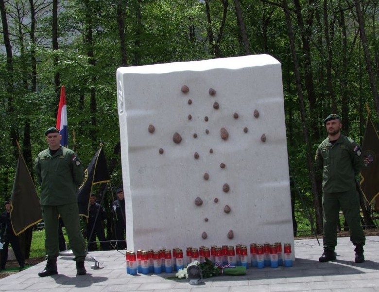 Svečano otkriveno spomen-obilježje „Velebitskim junacima“
