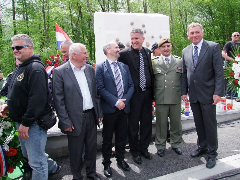 Svečano otkriveno spomen-obilježje „Velebitskim junacima“