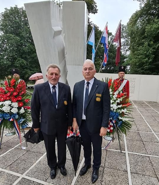Povodom Dana pobjede položeni vijenci i upaljene svijeće na spomeniku palim hrvatskim braniteljima u Otočcu i Zalužnici