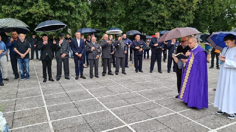 Povodom Dana pobjede položeni vijenci i upaljene svijeće na spomeniku palim hrvatskim braniteljima u Otočcu i Zalužnici